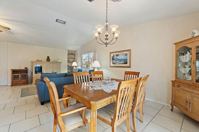 7954 SE Carlton Street E, Hobe Sound, FL 33455