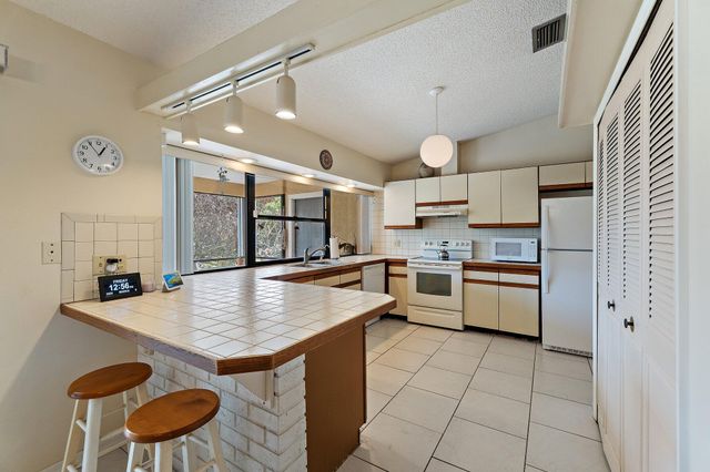 7954 SE Carlton Street E, Hobe Sound, FL 33455