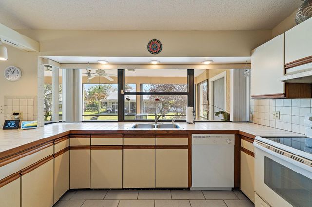 7954 SE Carlton Street E, Hobe Sound, FL 33455