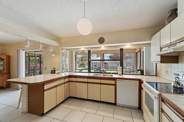 7954 SE Carlton Street E, Hobe Sound, FL 33455