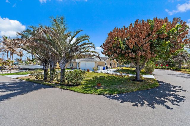 7954 SE Carlton Street E, Hobe Sound, FL 33455