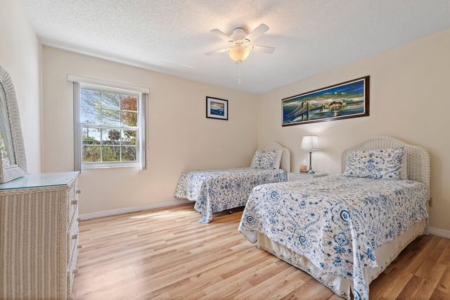 7954 SE Carlton Street E, Hobe Sound, FL 33455