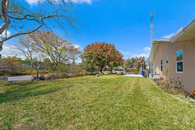 7954 SE Carlton Street E, Hobe Sound, FL 33455