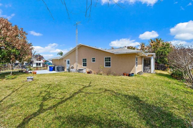 7954 SE Carlton Street E, Hobe Sound, FL 33455