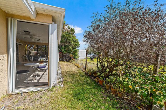 7954 SE Carlton Street E, Hobe Sound, FL 33455