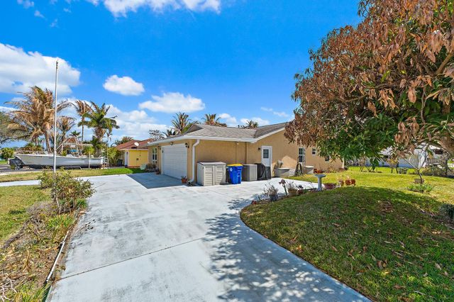 7954 SE Carlton Street E, Hobe Sound, FL 33455