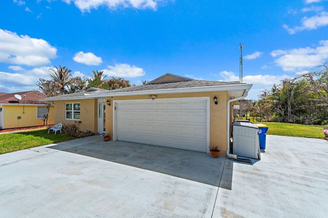 7954 SE Carlton Street E, Hobe Sound, FL 33455