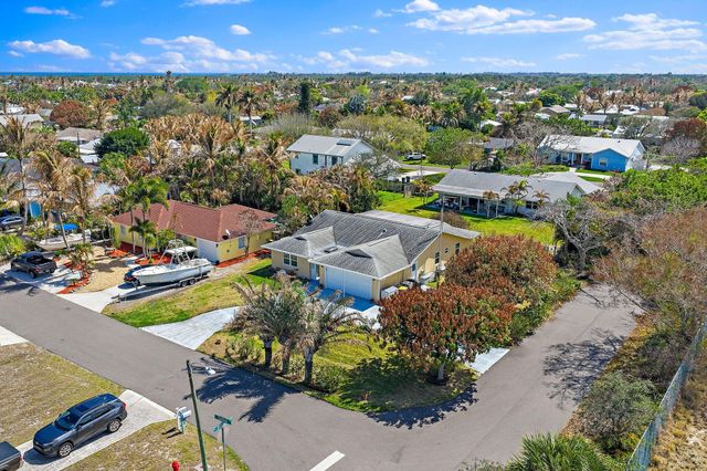 7954 SE Carlton Street E, Hobe Sound, FL 33455