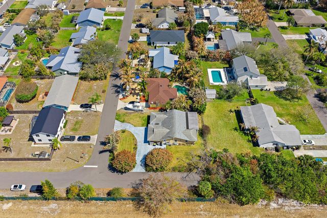 7954 SE Carlton Street E, Hobe Sound, FL 33455