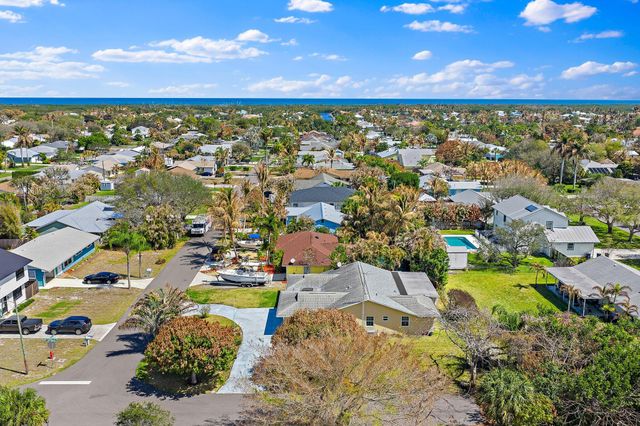 7954 SE Carlton Street E, Hobe Sound, FL 33455