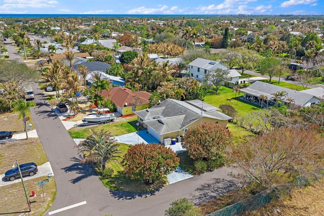 7954 SE Carlton Street E, Hobe Sound, FL 33455