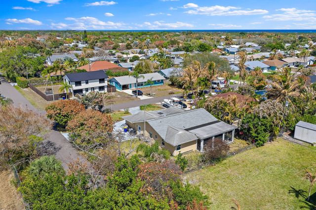 7954 SE Carlton Street E, Hobe Sound, FL 33455