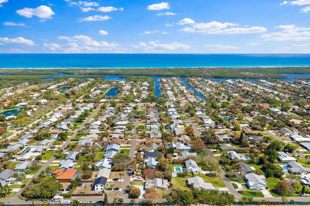 7954 SE Carlton Street E, Hobe Sound, FL 33455