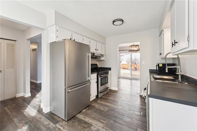 101 SE BRENTWOOD Drive, Lee's Summit, MO 64063