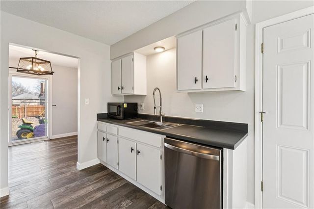 101 SE BRENTWOOD Drive, Lee's Summit, MO 64063