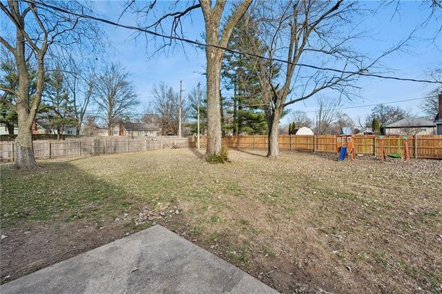 101 SE BRENTWOOD Drive, Lee's Summit, MO 64063