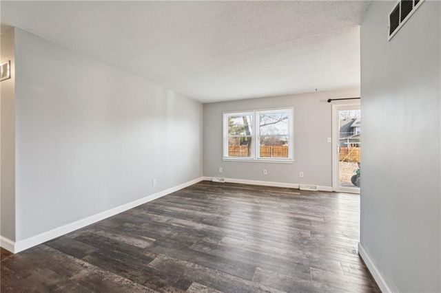 101 SE BRENTWOOD Drive, Lee's Summit, MO 64063