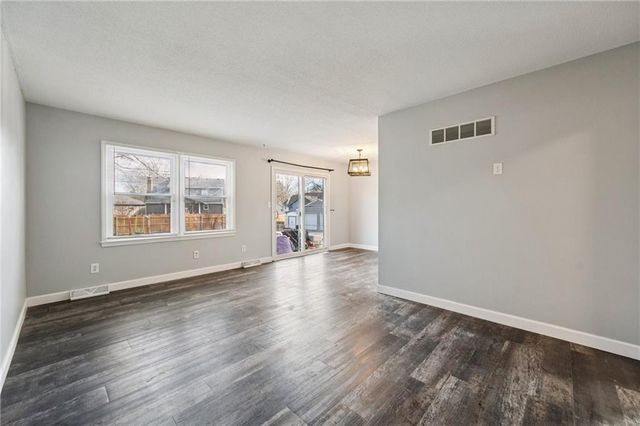 101 SE BRENTWOOD Drive, Lee's Summit, MO 64063