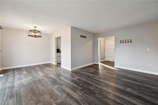 101 SE BRENTWOOD Drive, Lee's Summit, MO 64063