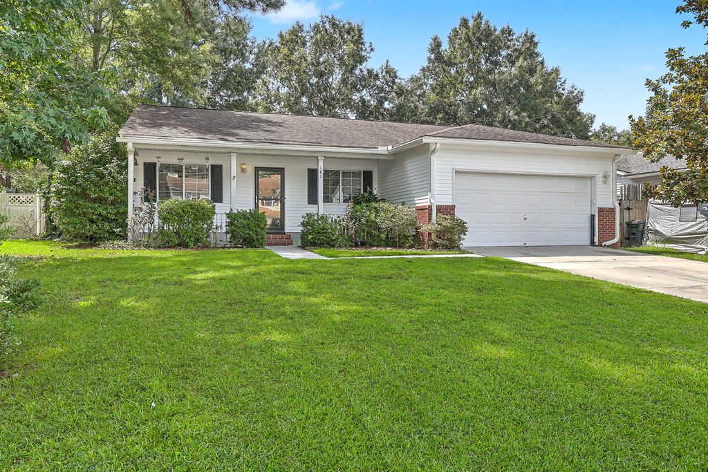 Image 1 of property listing at 181 Apache Drive, Summerville, SC 29483