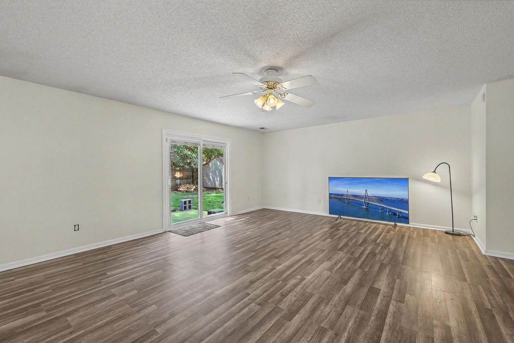 Image 11 of property listing at 181 Apache Drive, Summerville, SC 29483