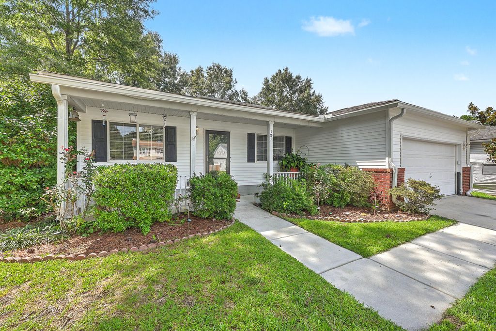 Image 2 of property listing at 181 Apache Drive, Summerville, SC 29483
