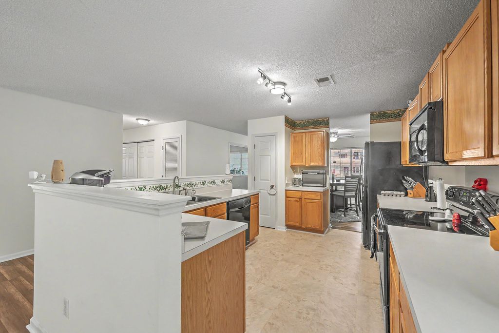 Image 8 of property listing at 181 Apache Drive, Summerville, SC 29483