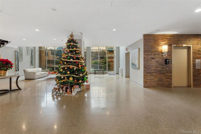 25 Neptune Boulevard 2T, Long Beach, NY 11561