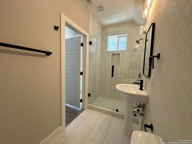 1618 W Lawndale Dr Unit 8, San Antonio, TX 78209