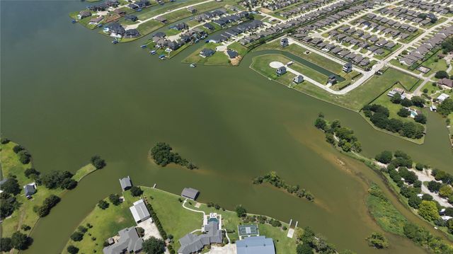 11000 N Lake Mist Lane, Willis, TX 77318