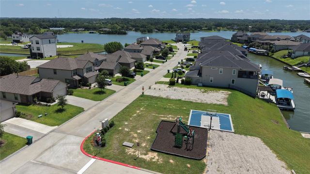 11000 N Lake Mist Lane, Willis, TX 77318