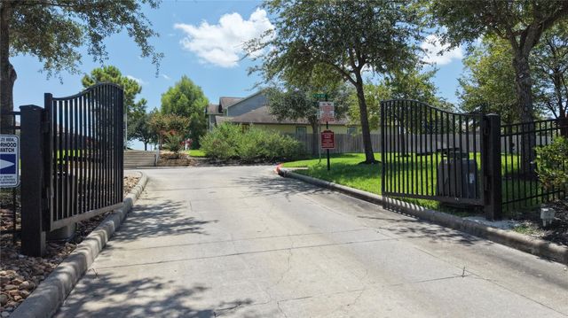 11000 N Lake Mist Lane, Willis, TX 77318