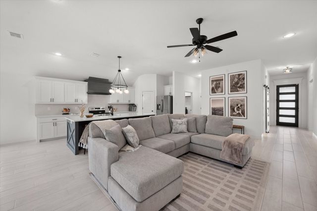 816 Tesslynn Avenue, Godley, TX 76044