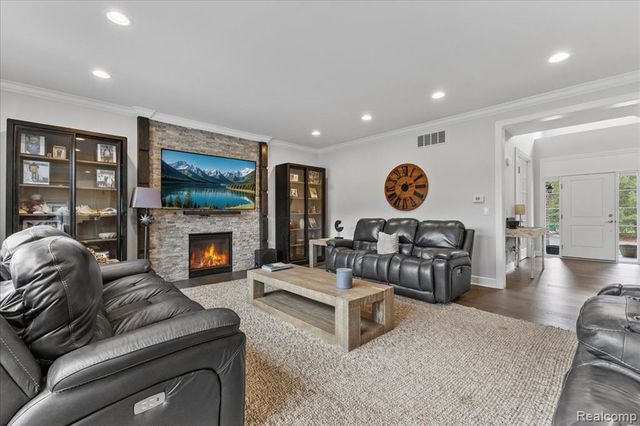 1930 Thorncrest Court, Commerce Twp, MI 48382