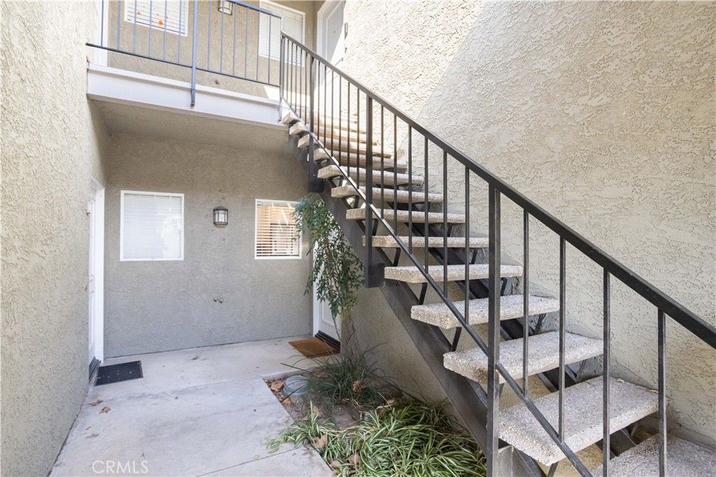 Image 2 of property listing at 27610 Susan Beth C, Saugus, CA 91350