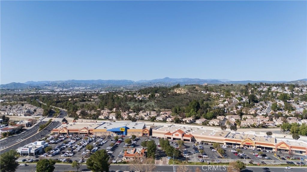 Image 21 of property listing at 27610 Susan Beth C, Saugus, CA 91350