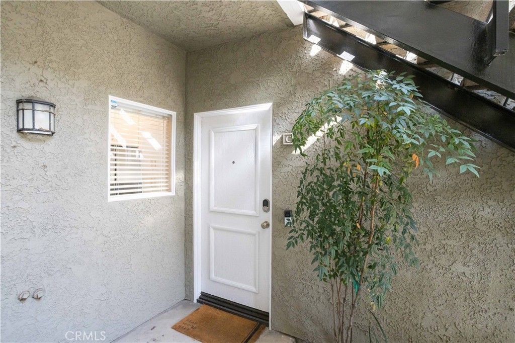 Image 3 of property listing at 27610 Susan Beth C, Saugus, CA 91350