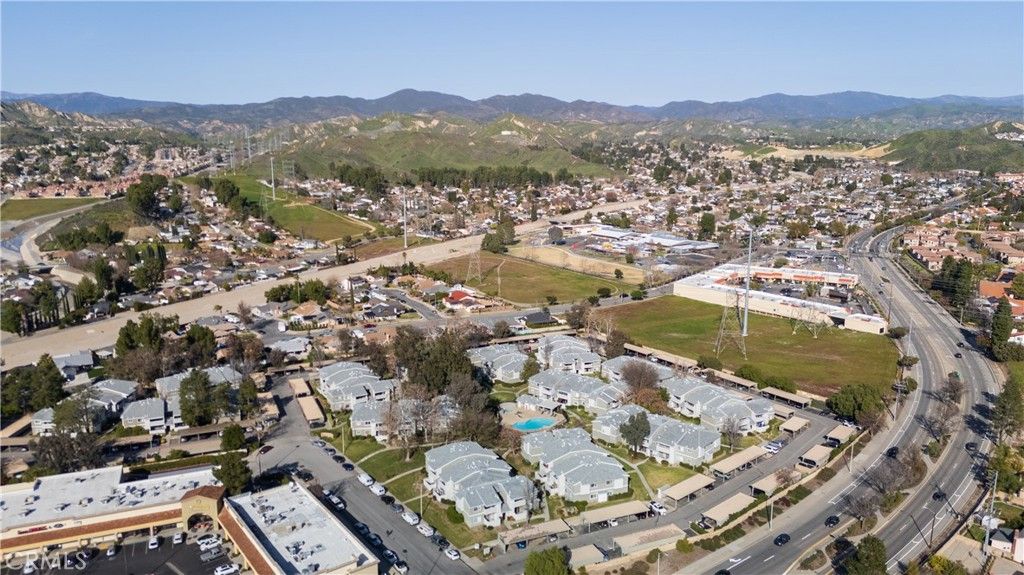 Image 32 of property listing at 27610 Susan Beth C, Saugus, CA 91350