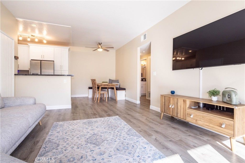 Image 7 of property listing at 27610 Susan Beth C, Saugus, CA 91350