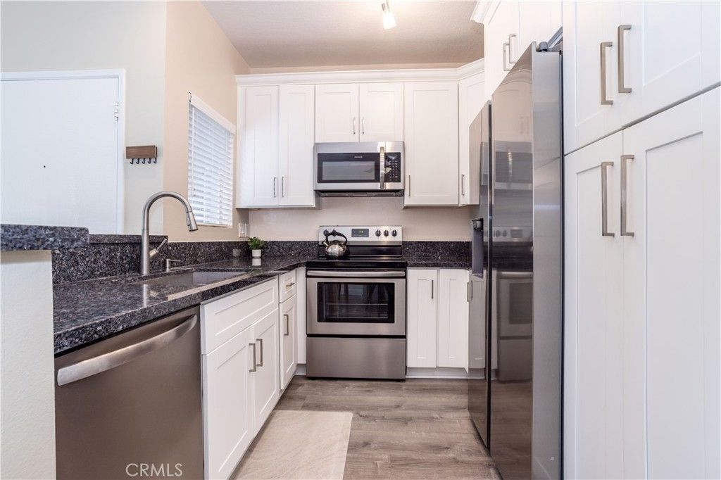 Image 9 of property listing at 27610 Susan Beth C, Saugus, CA 91350