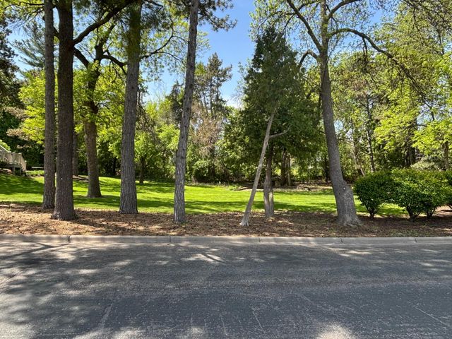 4900 Lakeview Drive, Edina, MN 55424