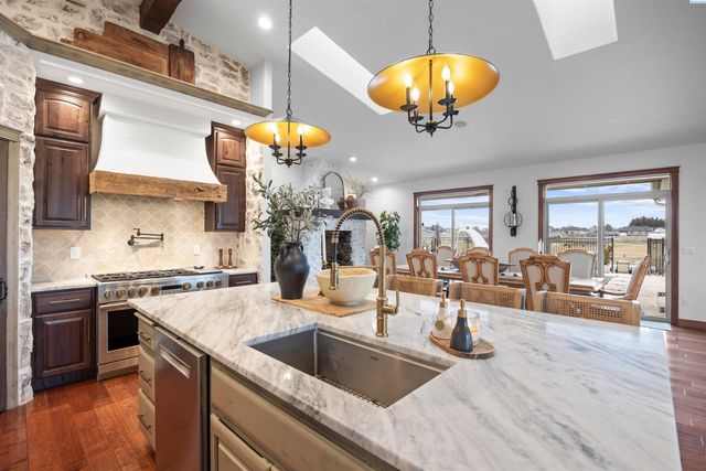 8101 Olin Ct, Pasco, WA 99301