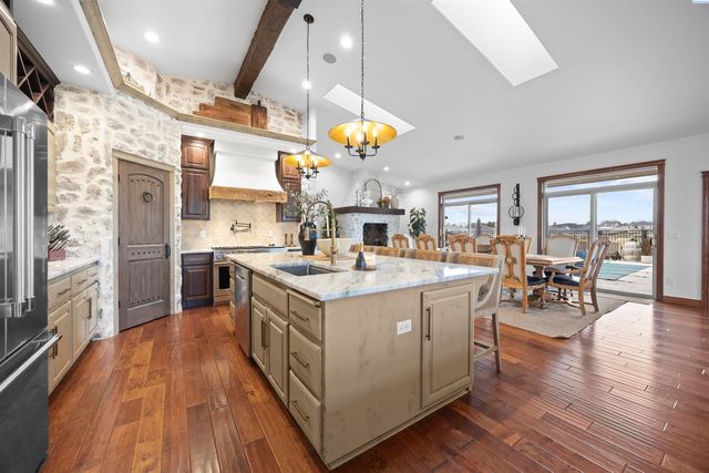 8101 Olin Ct, Pasco, WA 99301