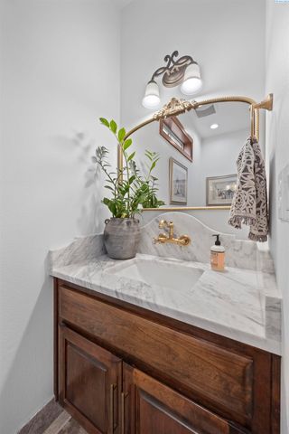 8101 Olin Ct, Pasco, WA 99301