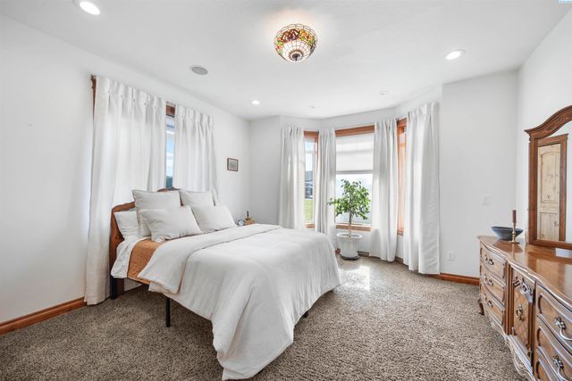 8101 Olin Ct, Pasco, WA 99301