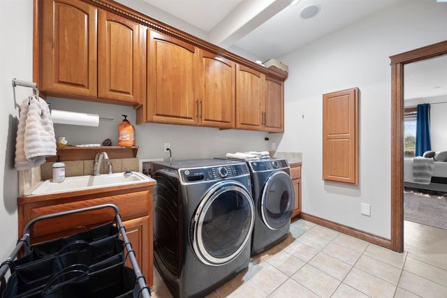 8101 Olin Ct, Pasco, WA 99301