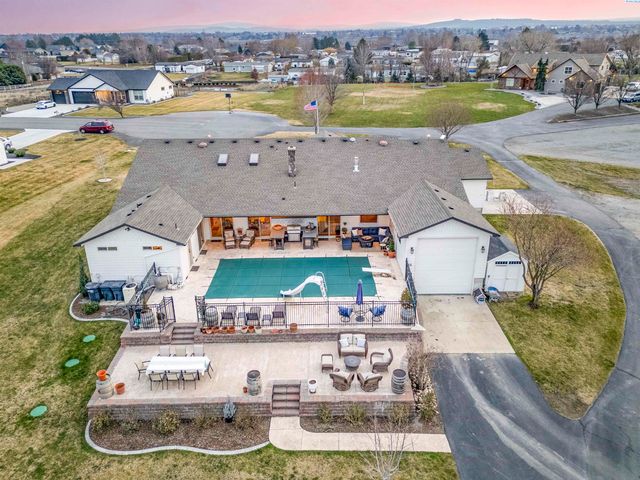 8101 Olin Ct, Pasco, WA 99301