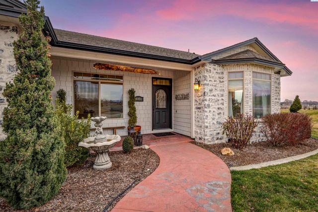 8101 Olin Ct, Pasco, WA 99301