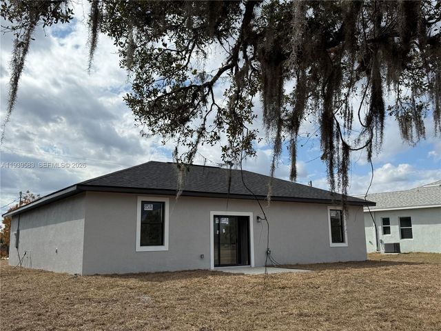 1048 Jay Ct, La Belle, FL 33935