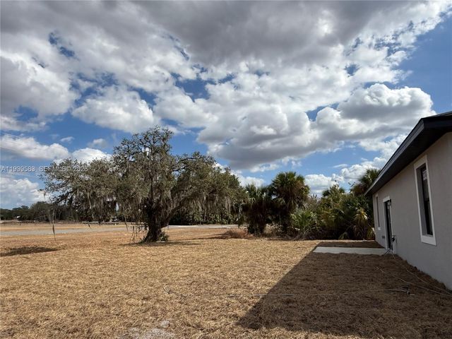 1048 Jay Ct, La Belle, FL 33935